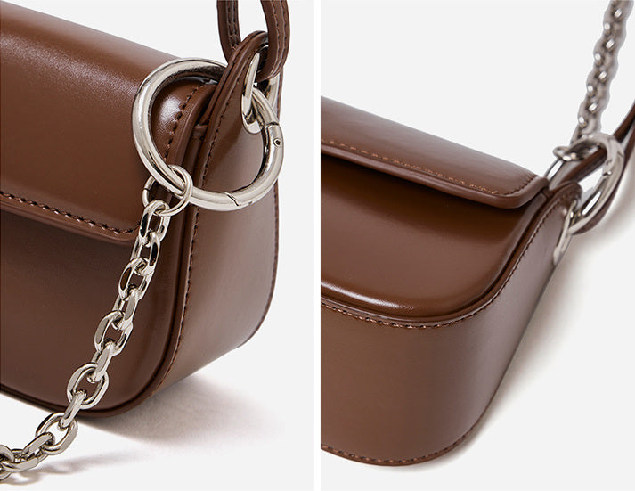 Attaches métalliques et coutures sur les côtés du sac Monica caramel