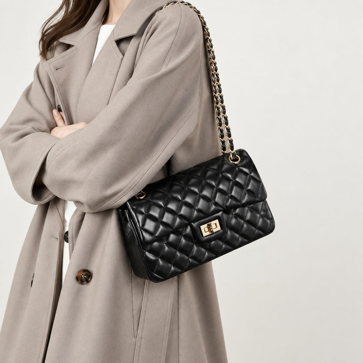 Le Zéphyr noir, sac en cuir matelassé sans logo porté en bandoulière