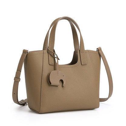 Petit cabas Louise taupe en cuir grainé, avec charm éléphant et bandoulière