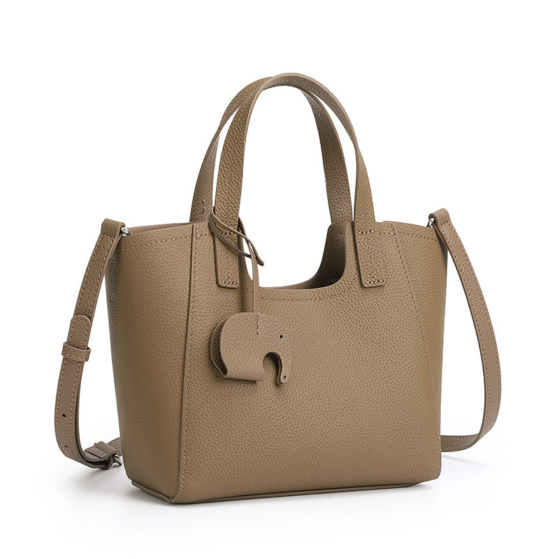 Petit cabas Louise taupe en cuir grainé, avec charm éléphant et bandoulière