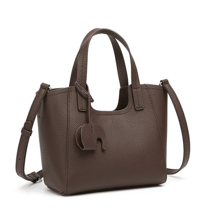 Petit cabas Louise chocolat en cuir grainé, avec charm éléphant et bandoulière
