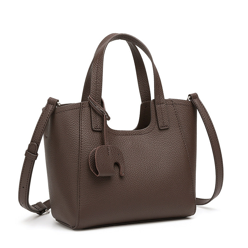 Petit cabas Louise chocolat en cuir grainé, avec charm éléphant et bandoulière