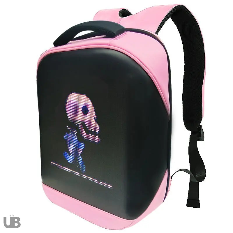 Persona utilizando una mochila con pantalla LED