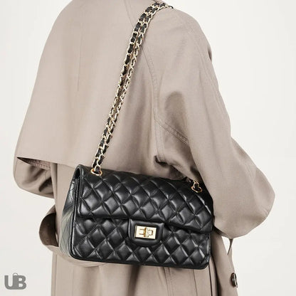 sac à main matelassé Zephyr en cuir porté par une femme UniversBags