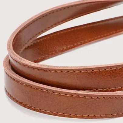 detail de la bandoulière en cuir grand sac_fourre_tout_Luanda-en-cuir gros plan sur la qualité de finition de la banoulière et ses coutures