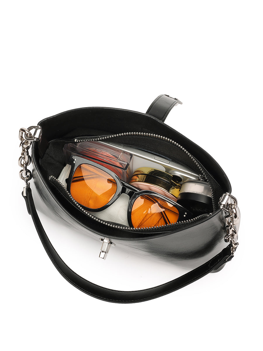 Intérieur du sac Fanny contenant des lunettes et de petits accessoires
