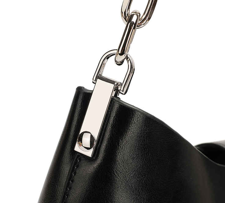 Gros plan de l’attache métallique et des coutures du sac Fanny noir