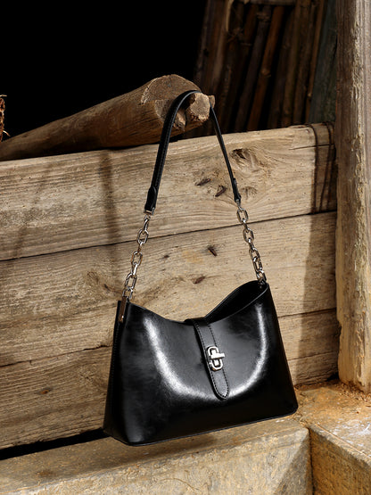 Sac Fanny noir présenté sur un banc en bois