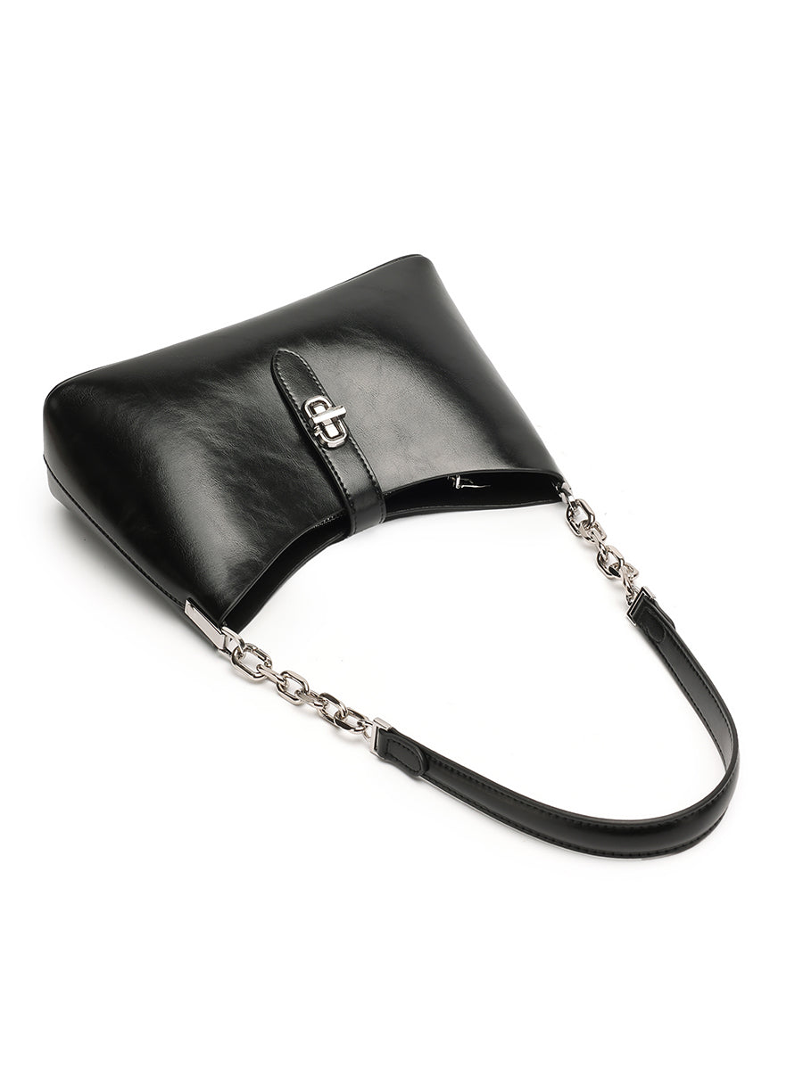 Sac Fanny noir posé à plat avec sa bandoulière longue