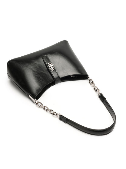 Sac Fanny noir posé à plat avec sa bandoulière longue