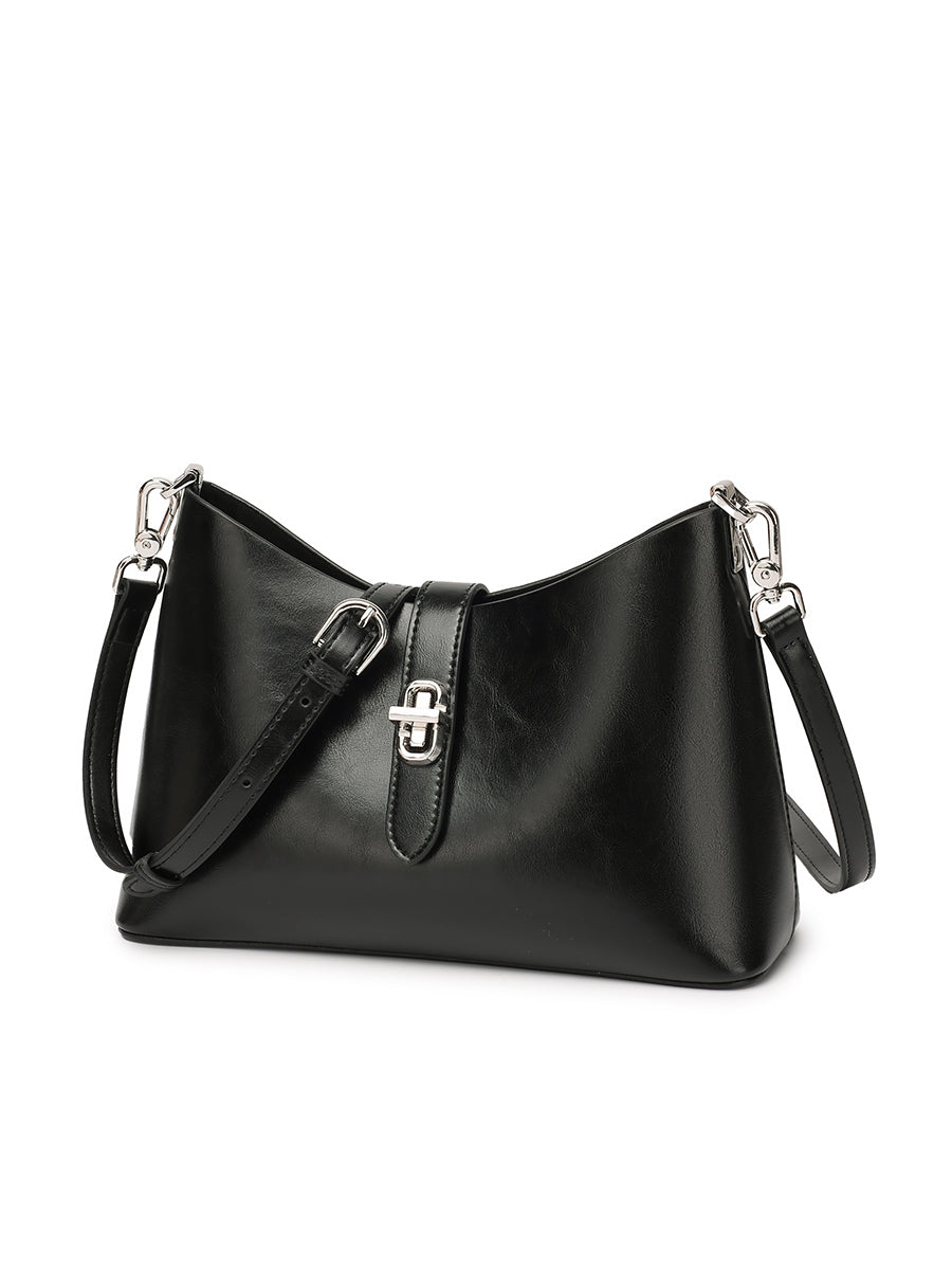 Sac Fanny noir vu de face avec sa bandoulière longue