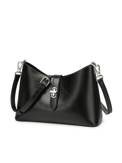 Sac Fanny noir vu de face avec sa bandoulière longue
