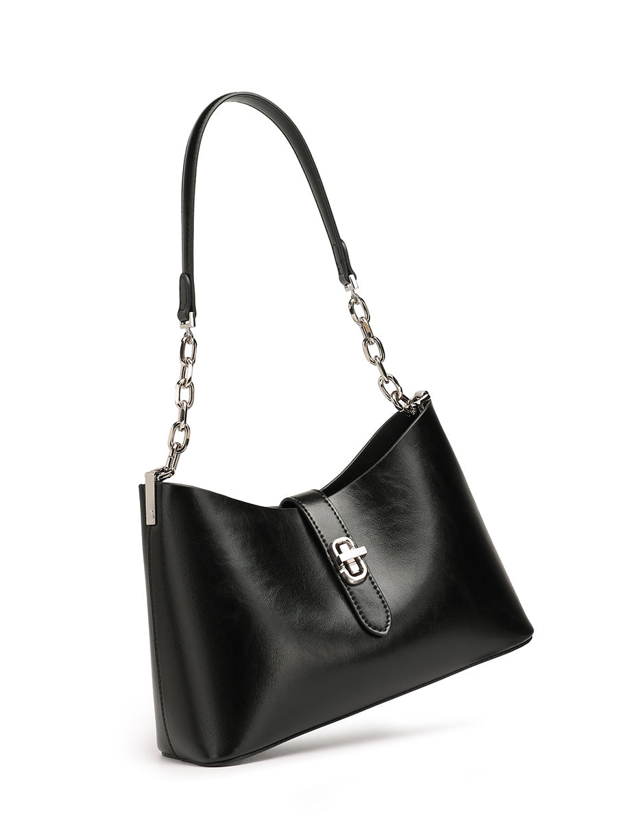 Sac Fanny noir vu de trois quarts avec sa bandoulière courte