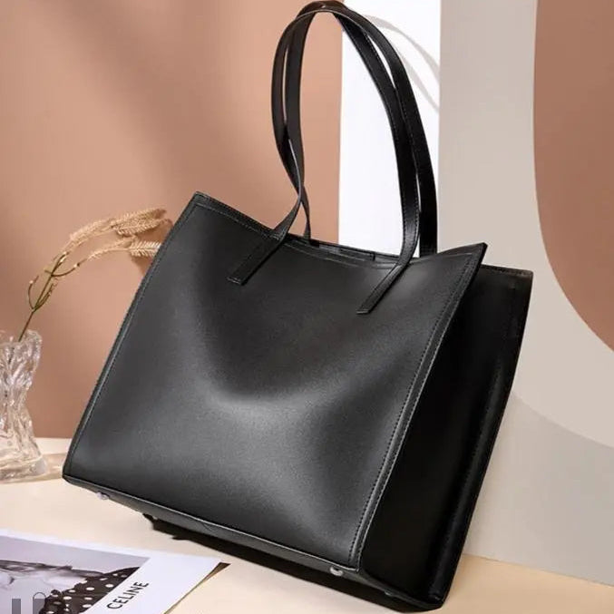 Sac fourre-tout Lucie en cuir appuyé en biais contre une forme décorative UniversBags