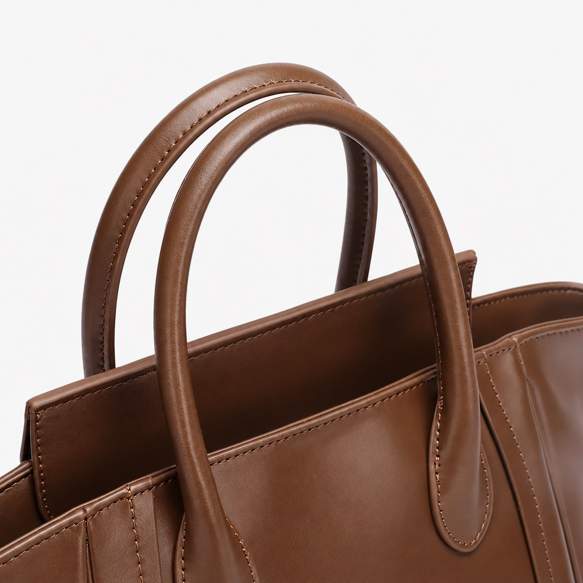 Détail des anses arrondies et des coutures du sac Irina Café