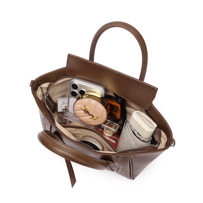 Exemple de contenu du sac Irina avec téléphone et petits accessoires