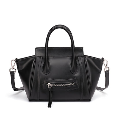 Sac Irina Noir de face avec ses deux anses et sa poche zippée