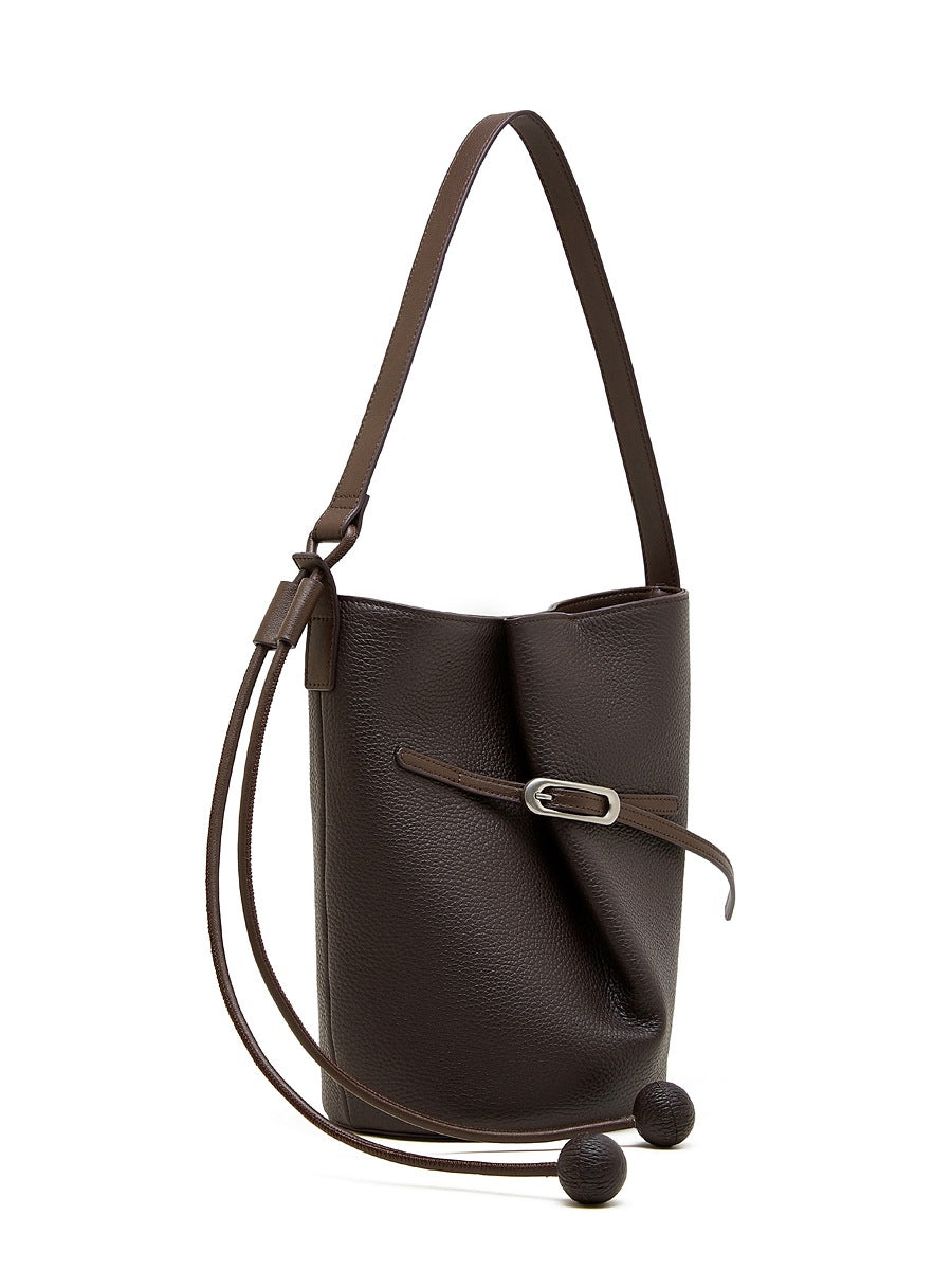 Sac Isabella marron café de face avec sa bandoulière raccourcie