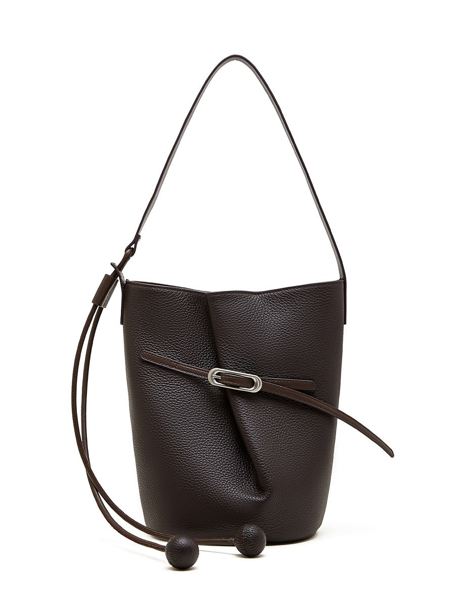 Sac Isabella marron café avec sa bandoulière longue et ses liens décoratifs