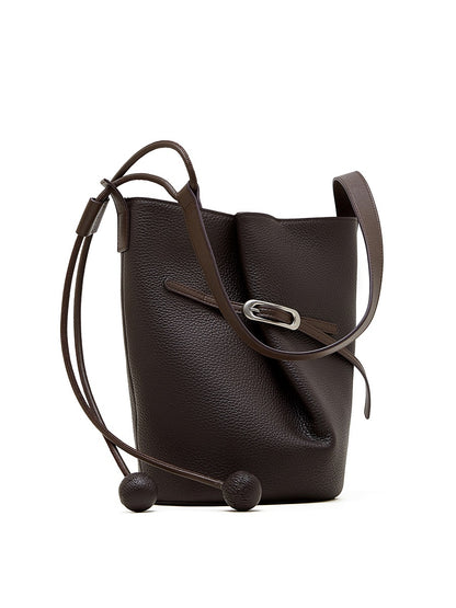 Sac Isabella marron café posé avec sa bandoulière repliée