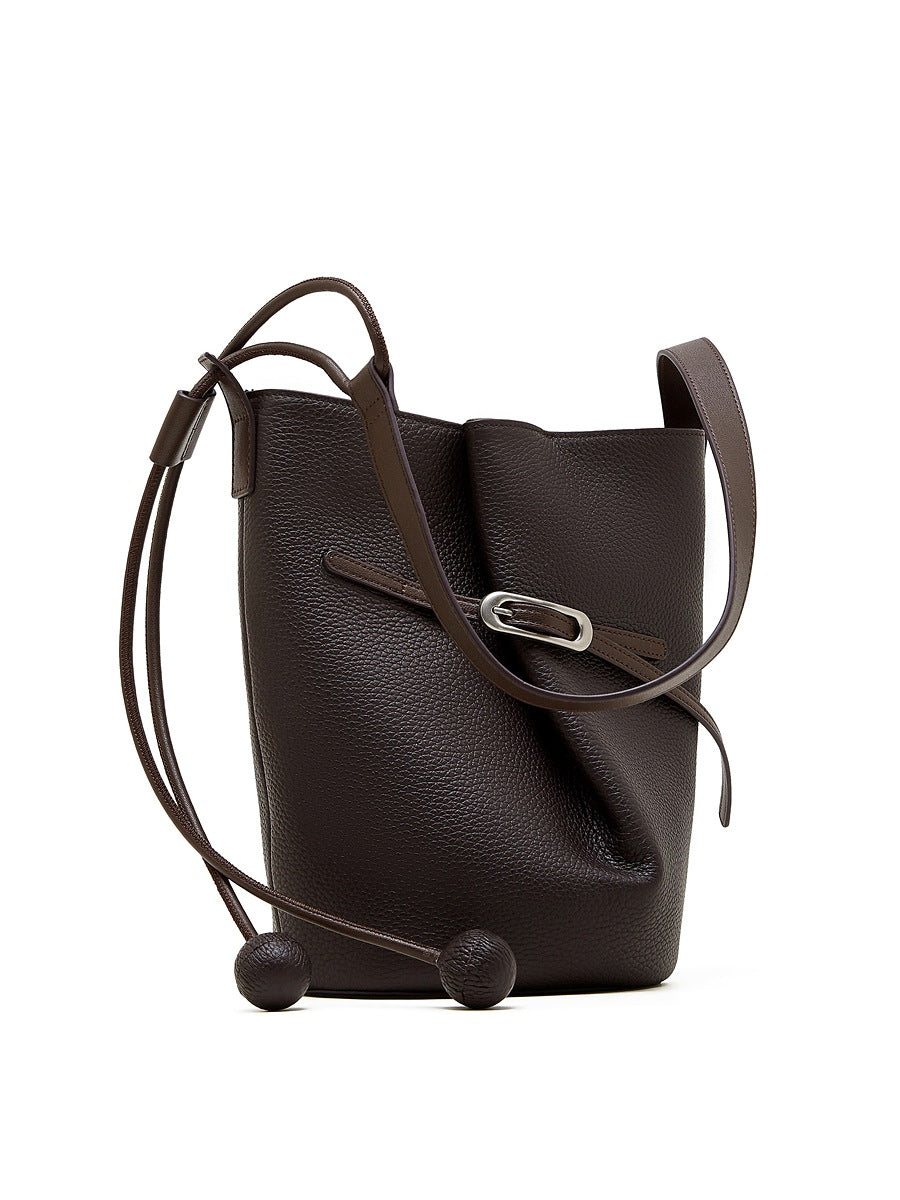 Sac Isabella marron café posé avec sa bandoulière repliée