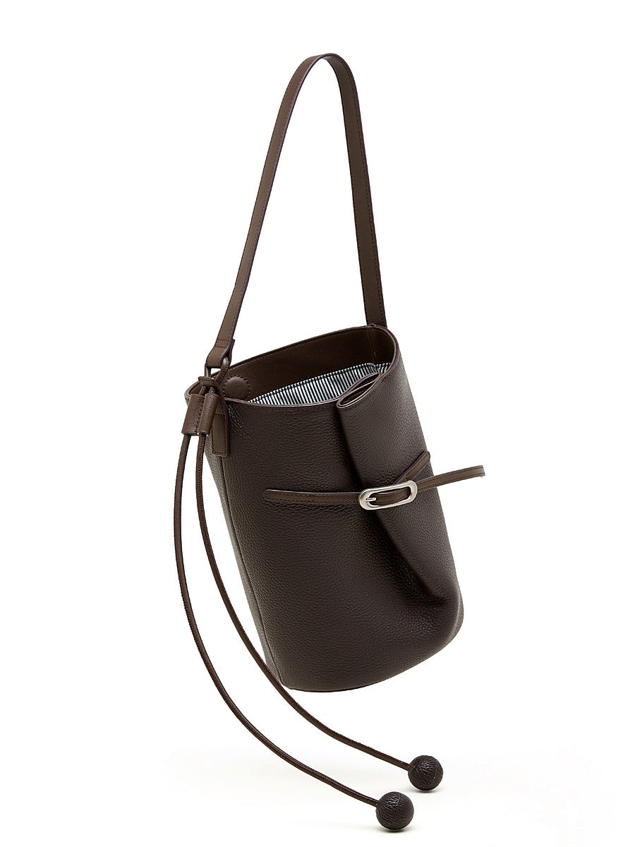 Sac seau Isabella marron café vu de trois quarts sur fond blanc