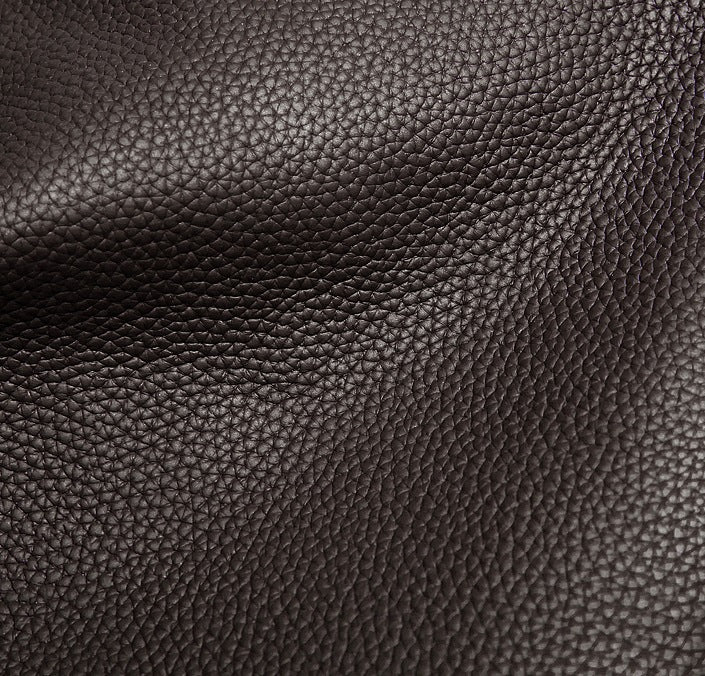 Gros plan sur le grain du cuir de vachette marron café du sac Isabella