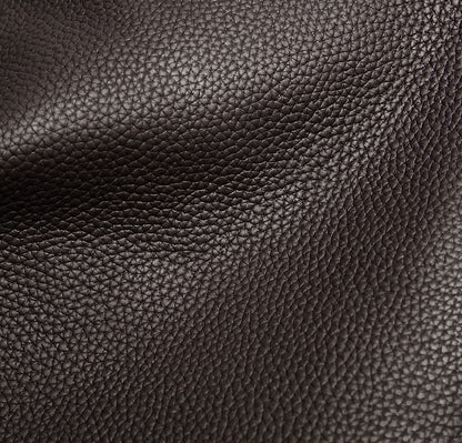 Gros plan sur le grain du cuir de vachette marron café du sac Isabella