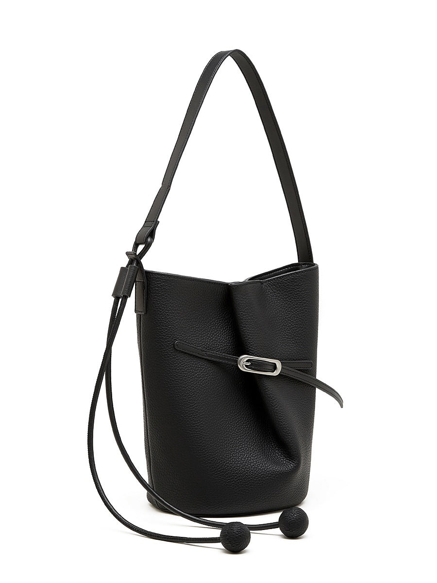 Sac seau Isabella noir de face sur fond blanc