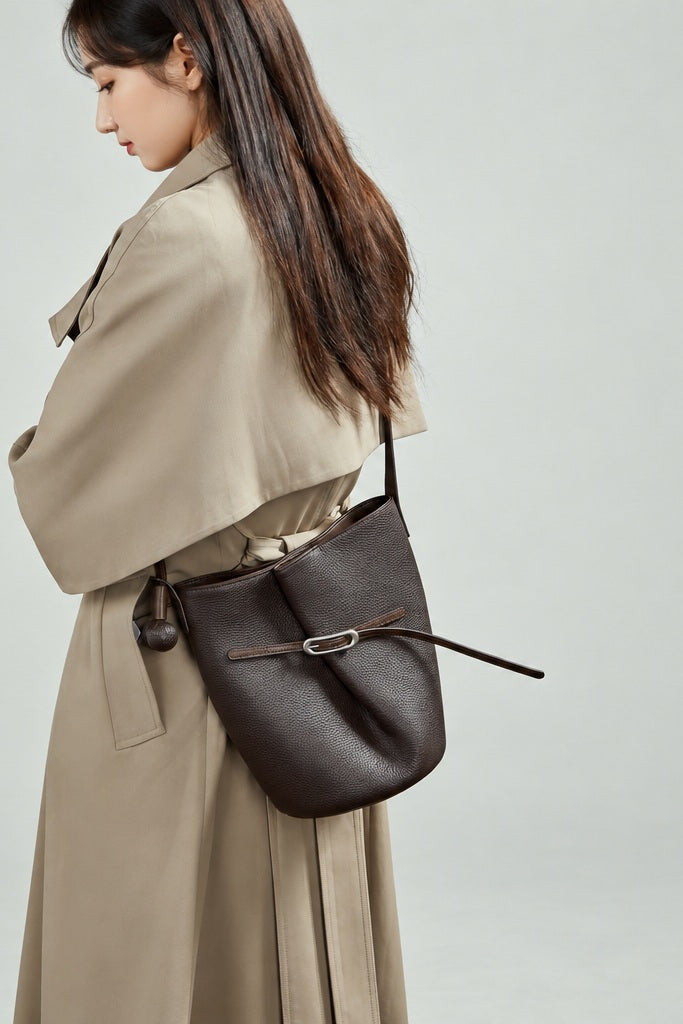 Sac Isabella marron café porté à l’épaule avec un trench beige