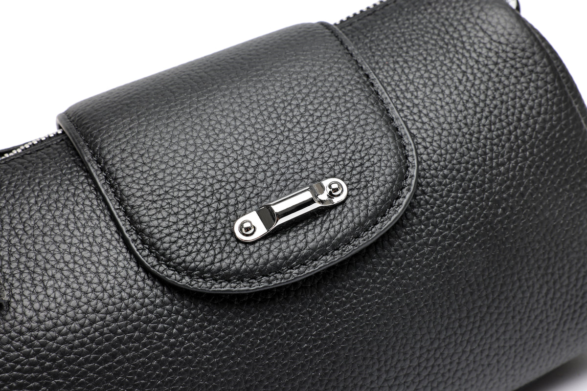 Grain du cuir noir de Lana, coutures de la patte et détail argenté