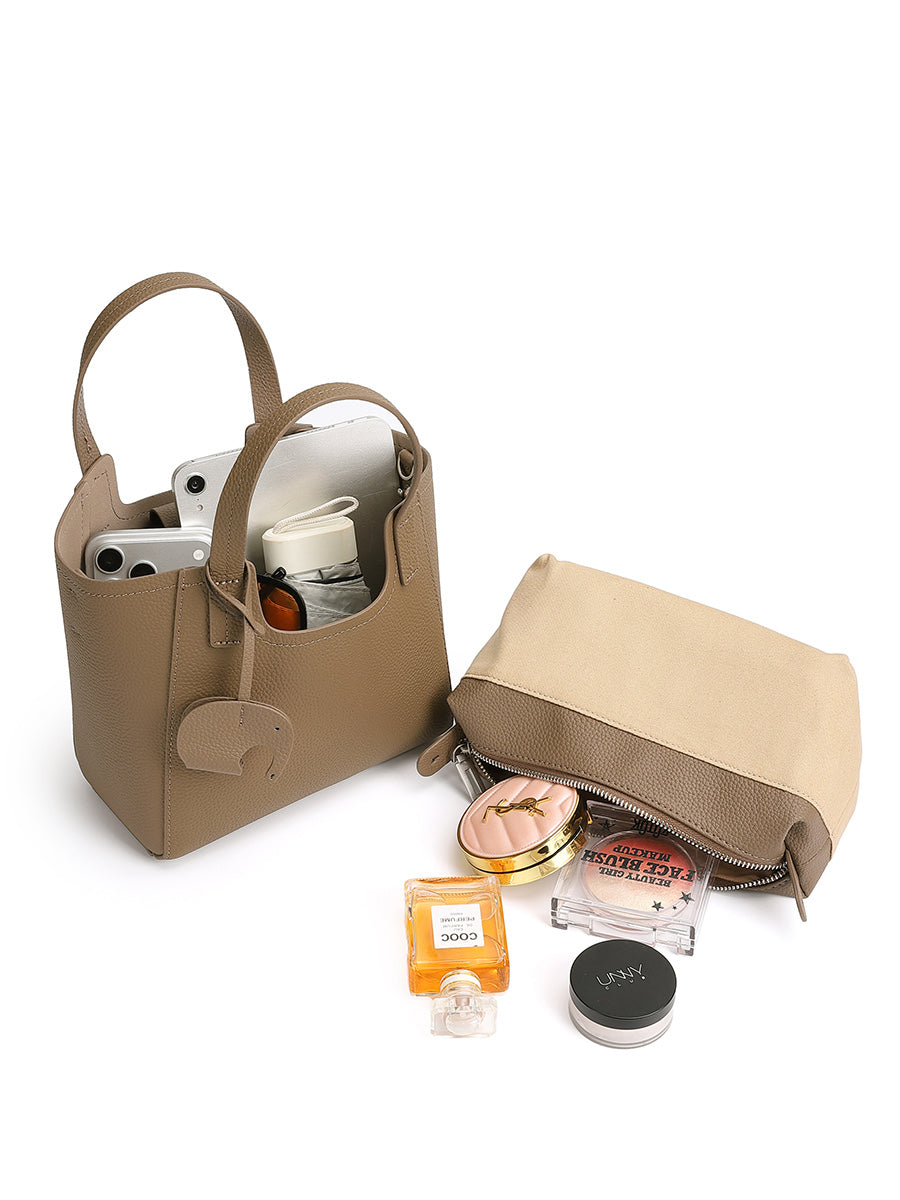 Louise taupe et sa pochette ouverts avec des objets illustrant la contenance, accessoires non inclus
