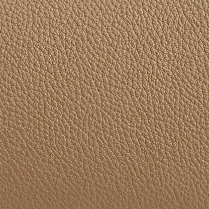 Gros plan sur le grain du cuir de vachette taupe de Louise