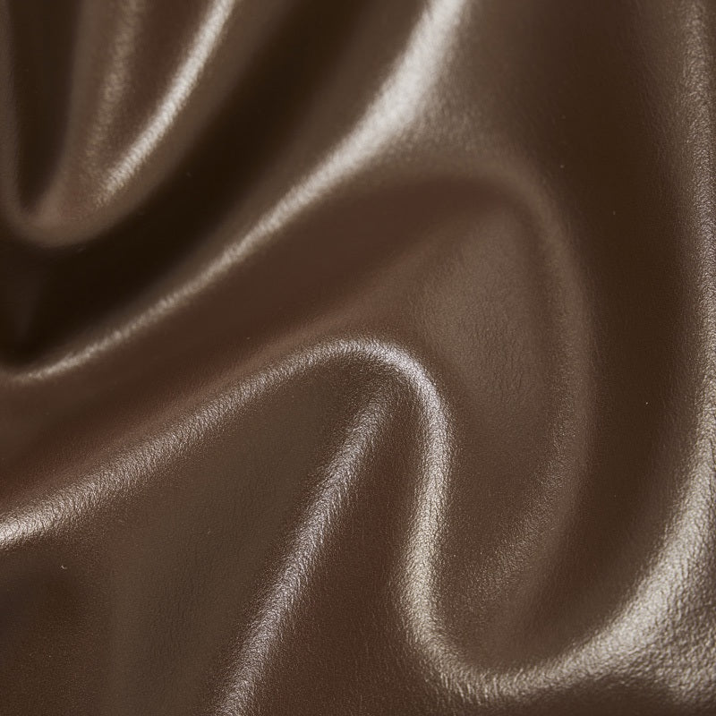 Gros plan sur la texture lisse et souple du cuir de vachette Marina