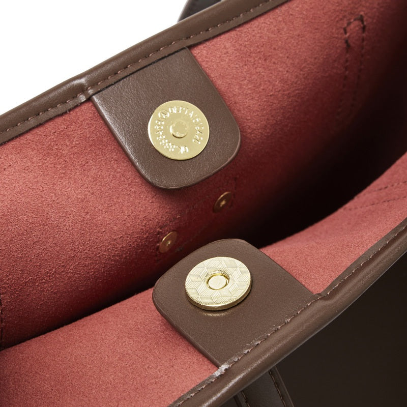 Bouton aimanté du cabas Marina et intérieur rouge