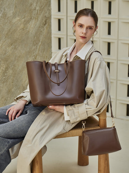 Cabas Marina chocolat sur les genoux et petit sac assorti à côté