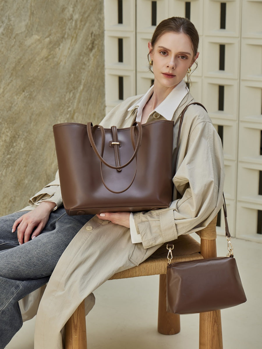Cabas Marina chocolat sur les genoux et petit sac assorti à côté