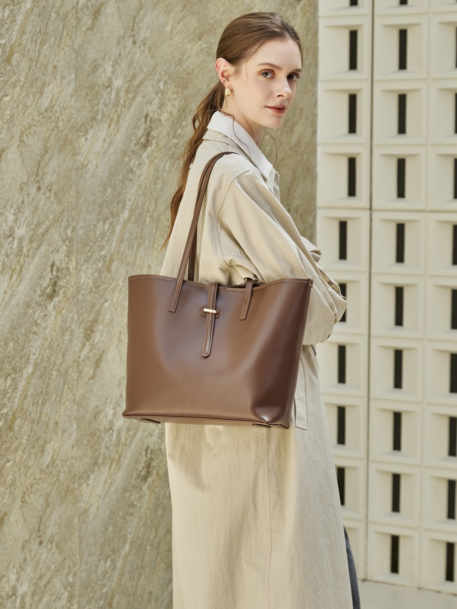 Cabas Marina chocolat porté à l’épaule avec un manteau beige