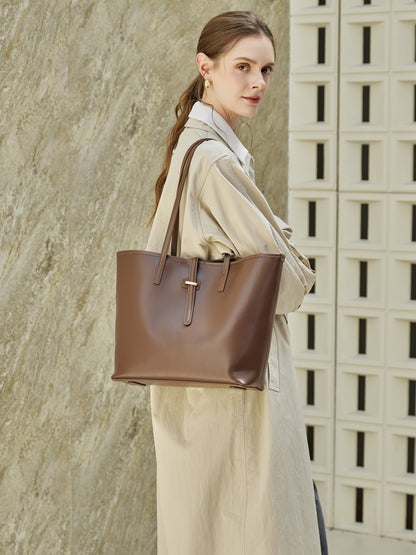 Cabas Marina chocolat porté à l’épaule avec un manteau beige