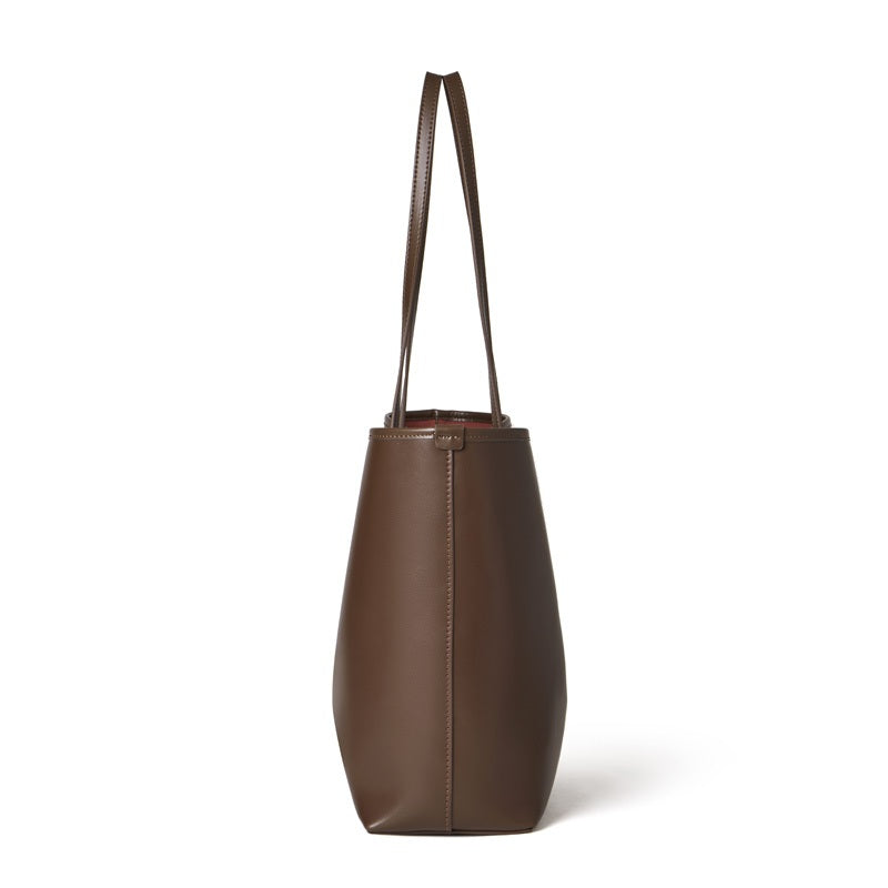Vue de profil du cabas Marina chocolat et de sa profondeur