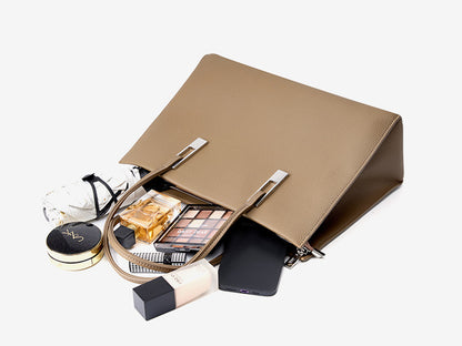 Sac Melinda ouvert avec des objets illustrant sa contenance, accessoires non inclus