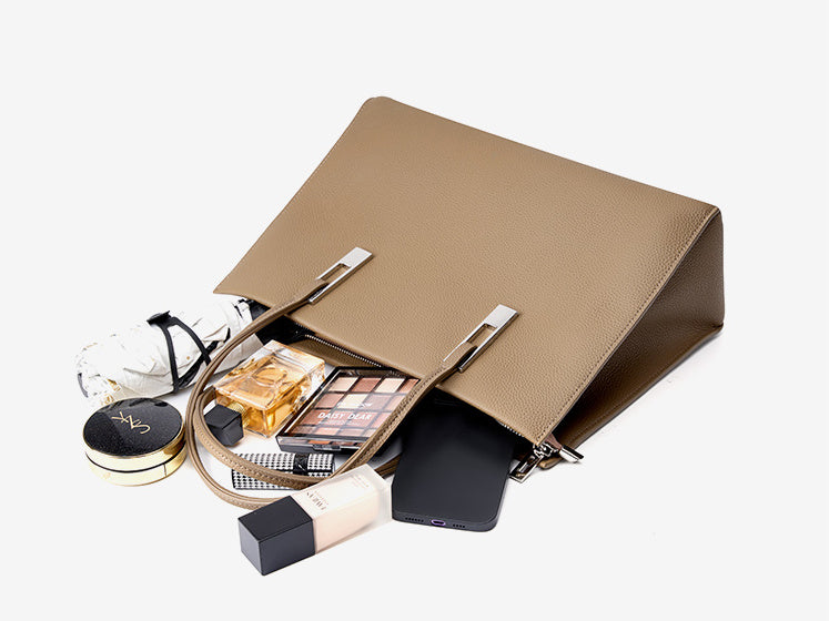 Sac Melinda ouvert avec des objets illustrant sa contenance, accessoires non inclus