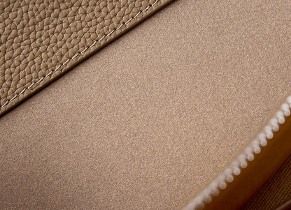 Détail de la texture intérieure et du bord cousu du sac Melinda