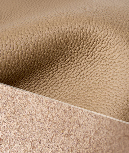 Gros plan sur le grain du cuir du sac Melinda taupe