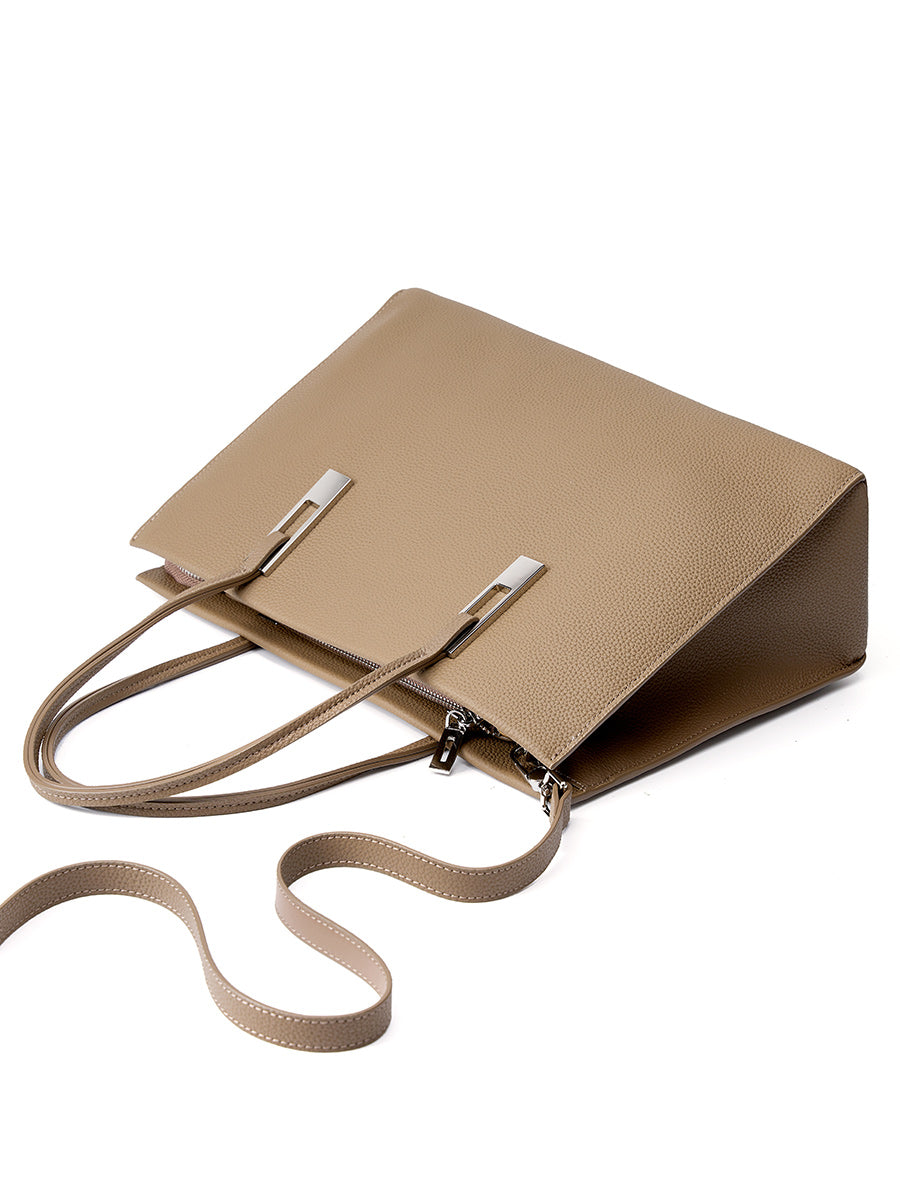 Sac Melinda taupe posé à plat avec sa bandoulière