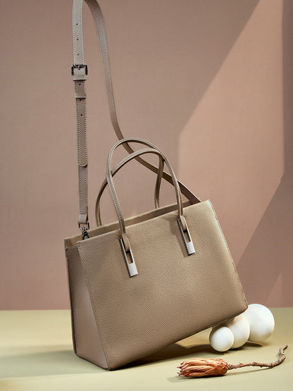 Sac Melinda taupe en décor avec sa bandoulière longue