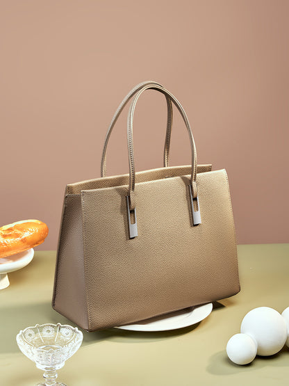 Sac Melinda taupe de face dans un décor de studio
