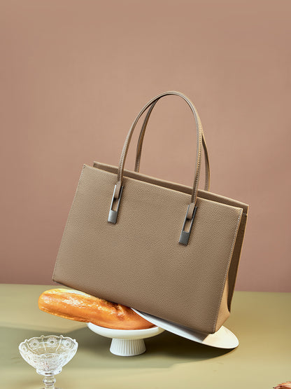 Sac Melinda taupe incliné dans un décor de studio