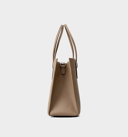 Profil du sac Melinda taupe avec ses anses et son attache latérale