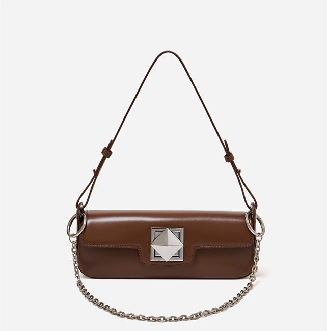 Sac Monica caramel de face, avec sa sangle en cuir et sa chaîne